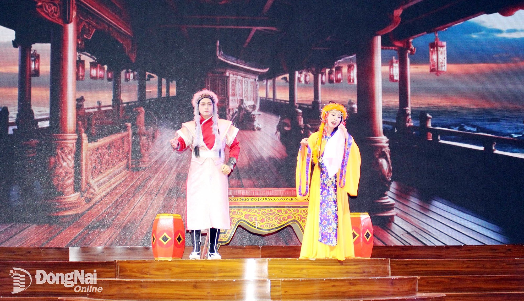 គូស្នេហ៍សិល្បៈ Hoai Minh - Bang Chau សម្តែងល្ខោនអូប៉េរ៉ាកំណែទម្រង់អនឡាញនៅរោងមហោស្រពសិល្បៈ Dong Nai ។ រូបថត៖ My NY