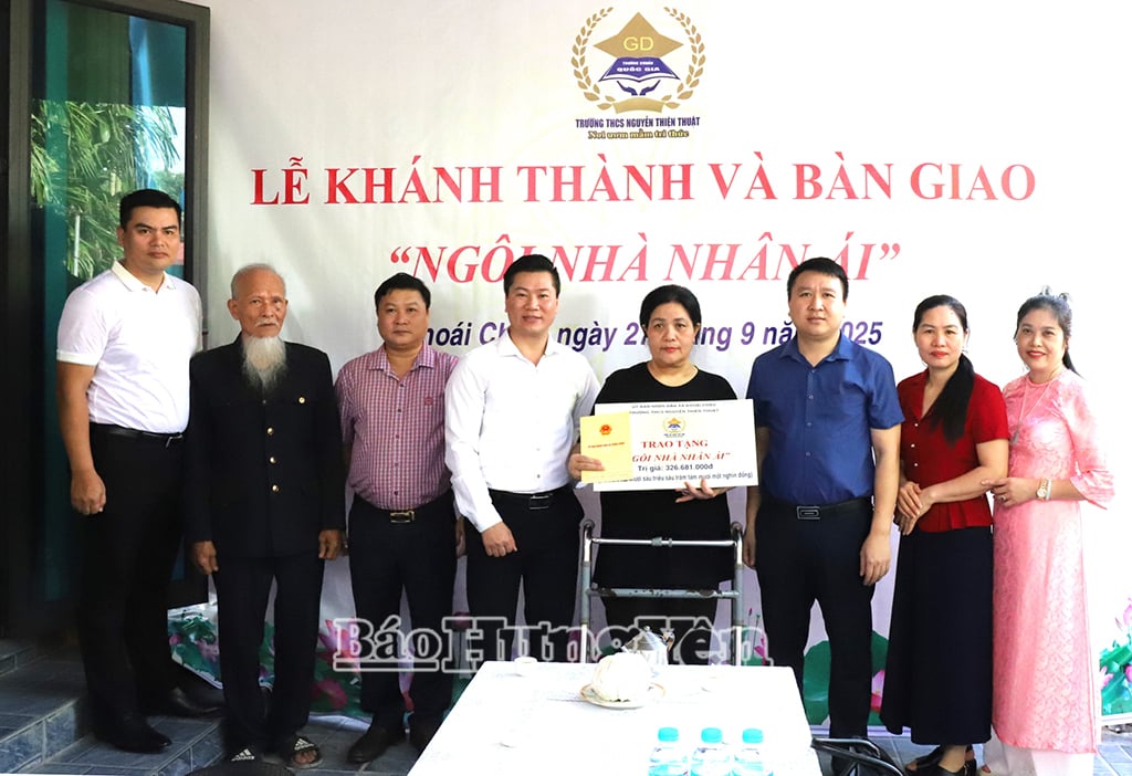 ថ្នាក់ដឹកនាំឃុំ Khoai Chau និងអនុវិទ្យាល័យ Nguyen Thien Thuat ប្រគល់ជូន