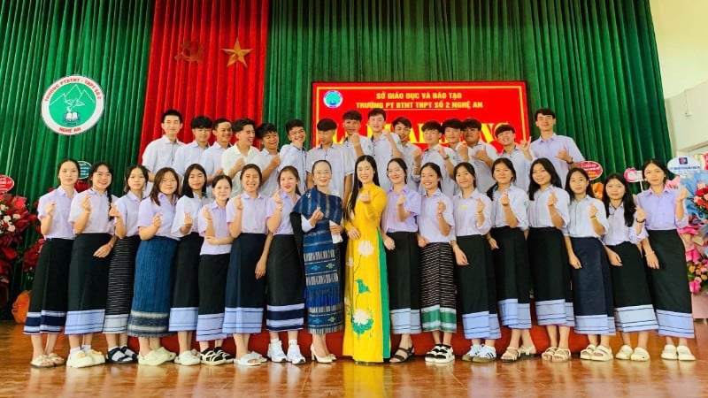Laotische Schüler des 1. Kurses bei der Eröffnungszeremonie des neuen Schuljahres an der Nghe An Ethnic Boarding High School Nr. 2.