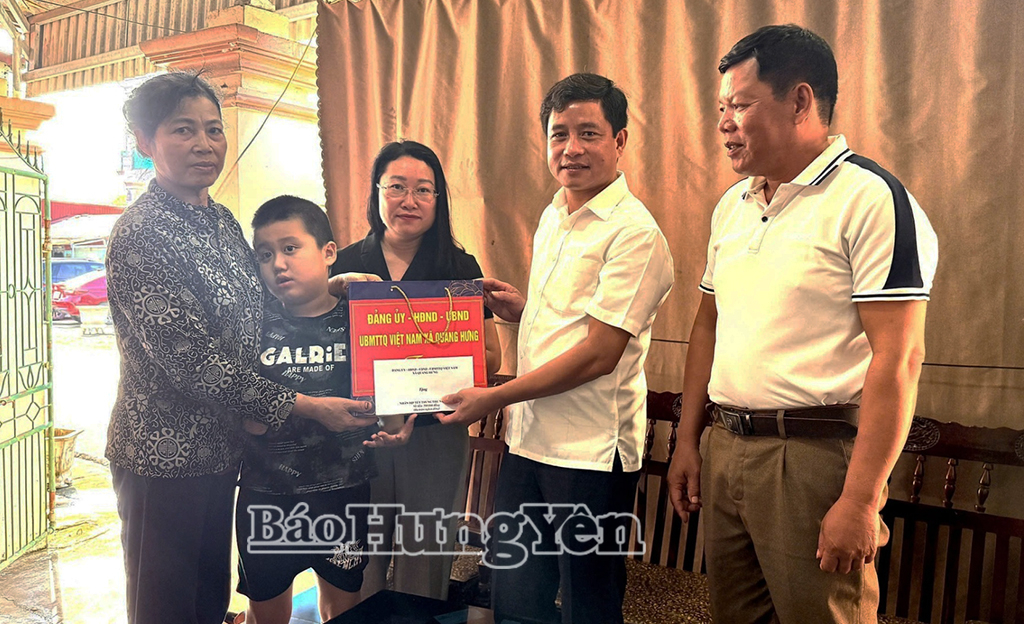 ថ្នាក់ដឹកនាំគណៈកម្មាធិការប្រជាជនឃុំ Quang Hung ជូនអំណោយដល់ភូមិ Le Cong Vinh ភូមិ Nghia Vu។
