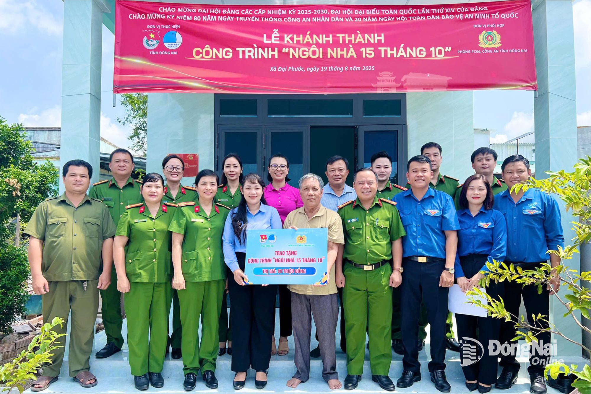 Representatives of the Provincial Youth Union, the Provincial Youth Union and the Social Order Administrative Police Department (Provincial Police) handed over the house to Mr. Vo Van Muoi's family in Hamlet 2, Dai Phuoc Commune. Photo: Provided by the Provincial Youth Union