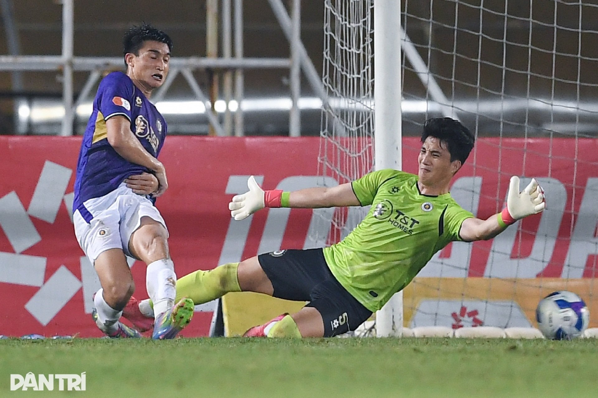 Khoảnh khắc chói sáng của ngoại binh mang 3 điểm quý giá về cho Hà Nội FC - 12