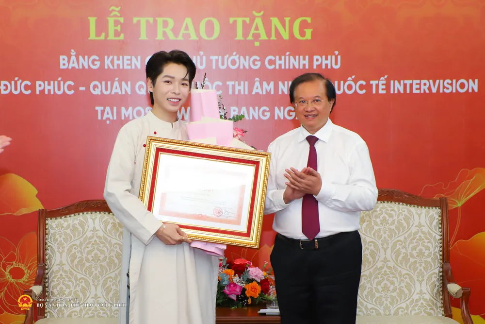 អនុរដ្ឋមន្ត្រី Ta Quang Dong ប្រគល់វិញ្ញាបនបត្រកុសលជូនលោកនាយករដ្ឋមន្ត្រីដល់តារាចម្រៀង Duc Phuc