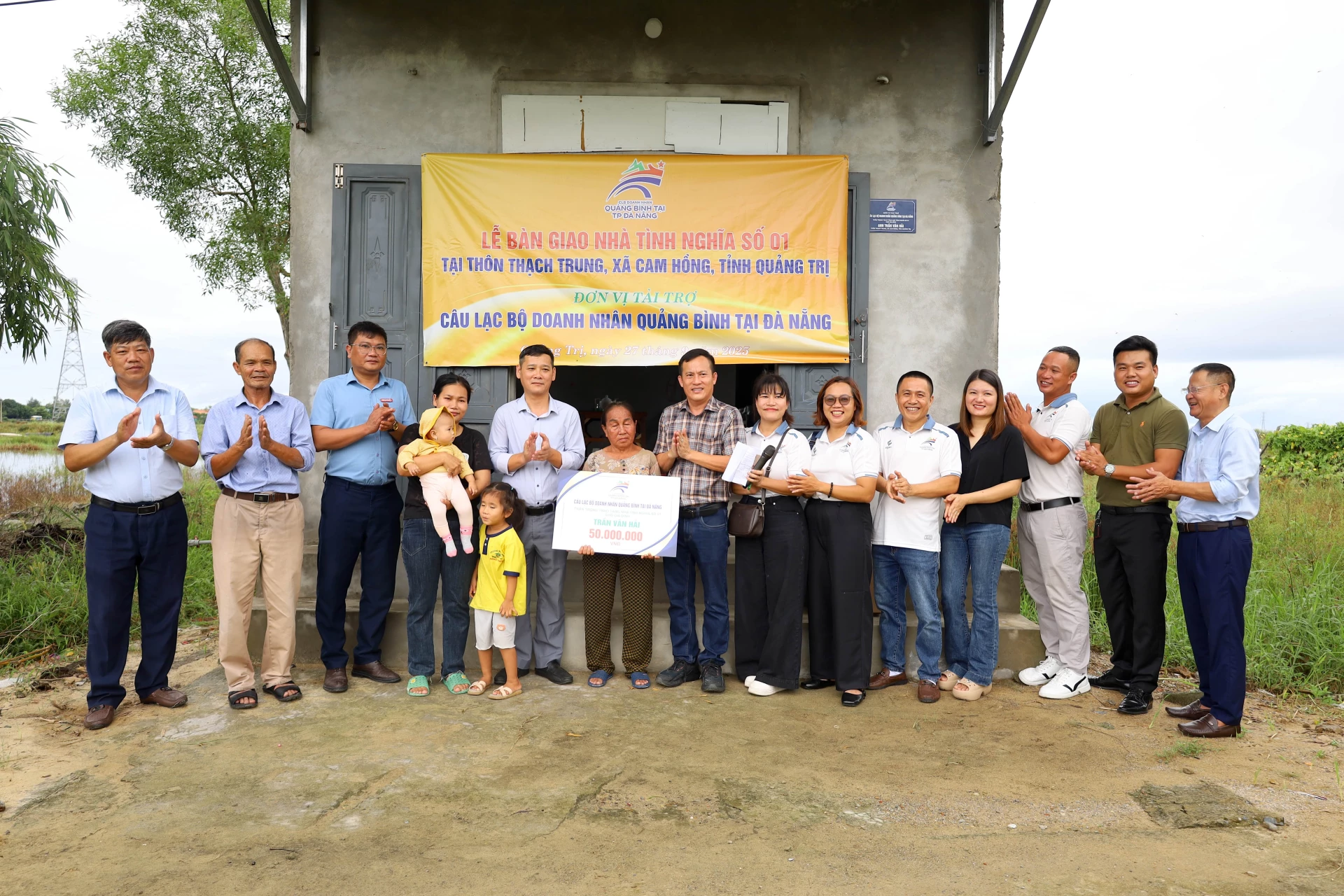 Bàn giao nhà tình nghĩa cho hộ gia đình anh Trần Văn Hải ở thôn Thạch Trung, xã Cam Hồng. Ảnh: Quang Ngọc