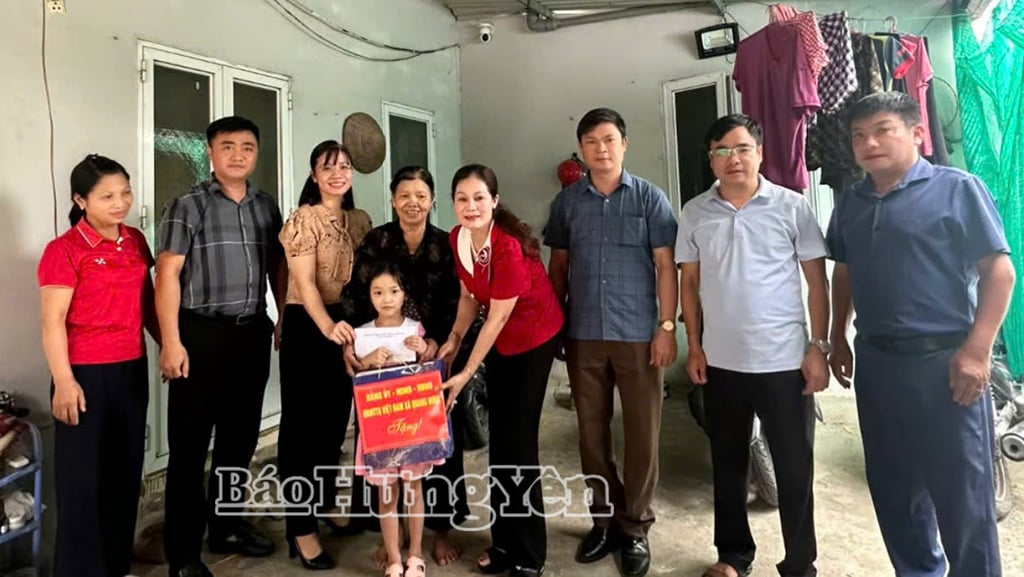 គណៈប្រតិភូបានទៅសួរសុខទុក្ខ និងជូនអំណោយដល់លោក Luong Thi Ngoc Han នៅភូមិ Tran Thuong។