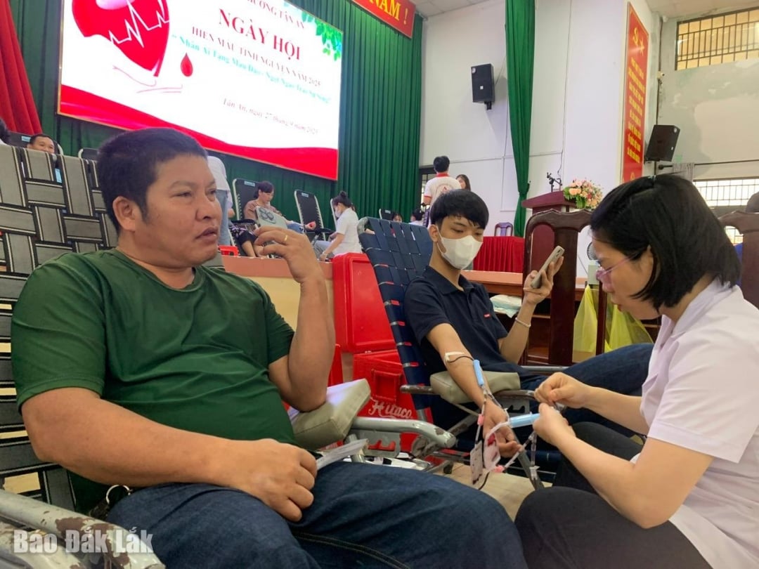 People participate in blood donation at the festival.