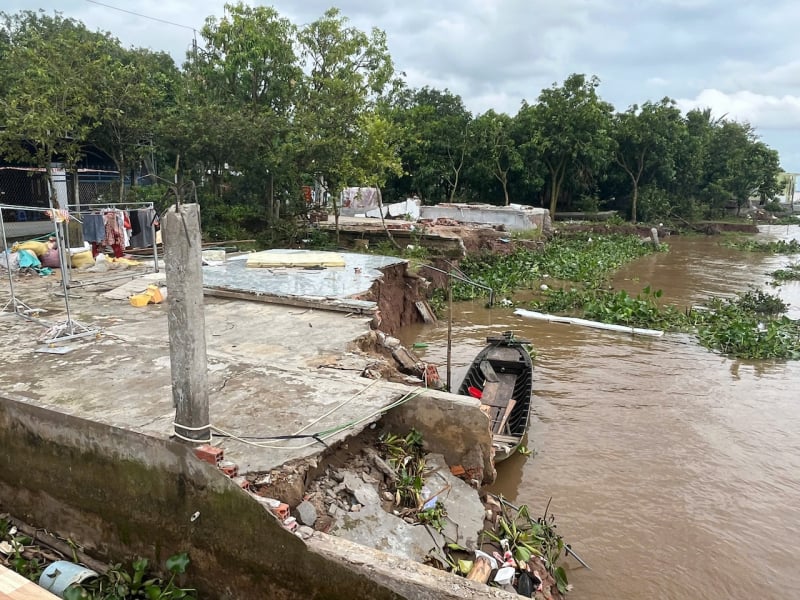 Close-up of the dangerous landslide, threatening the lives of hundreds of households along the Tien River -0
