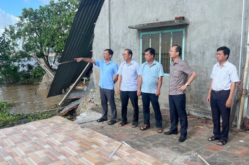 Close-up of the dangerous landslide, threatening the lives of hundreds of households along the Tien River -0