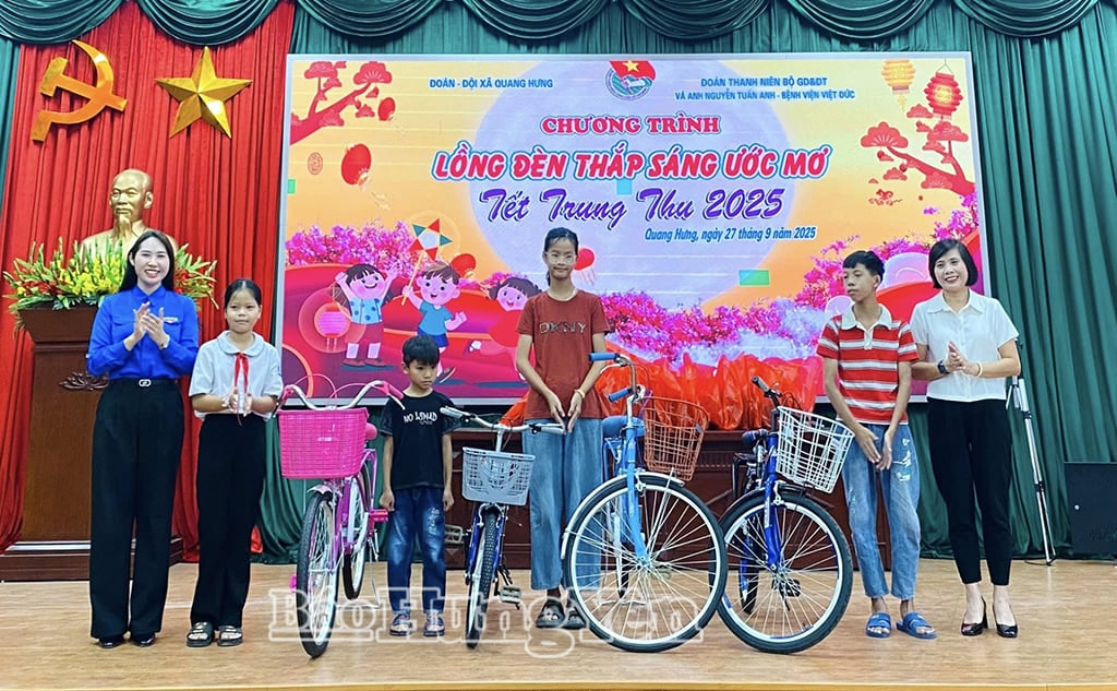 Đoàn xã Quang Hưng trao xe đạp tặng 4 học sinh có hoàn cảnh khó khăn trên địa bàn xã.