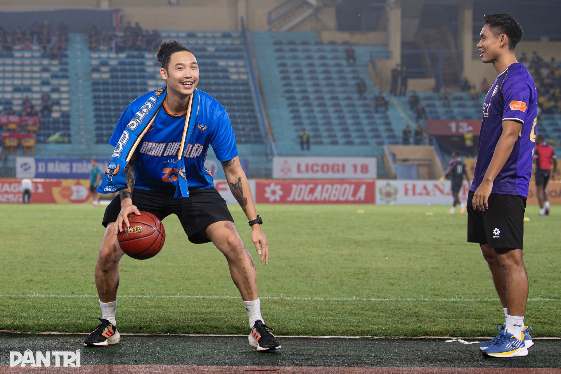 Màn giao lưu bóng đá - bóng rổ độc đáo giữa Hà Nội FC và Hanoi Buffaloes - 4