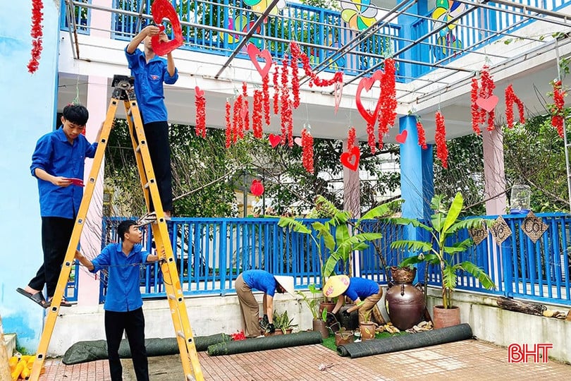 Trước diễn biến phức tạp của bão số 10, tuổi trẻ Hà Tĩnh đã đồng loạt ra quân với nhiều phần việc cụ thể, góp sức cùng chính quyền và người dân hạn chế rủi ro, giảm thiểu thiệt hại. Trong ảnh: Đoàn viên thanh niên phường Thành Sen khẩn trương đến các trường học trên địa bàn để thu dọn, sắp xếp lại khu vui chơi ngoài trời và các công trình có nguy cơ đổ sập.