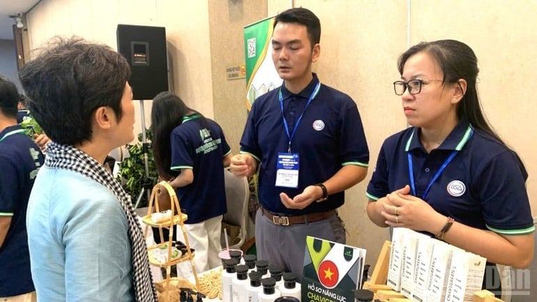 Các gian hàng trưng bày sản phẩm tại cuộc thi.