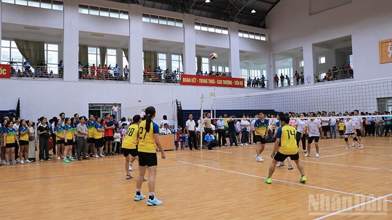 ការ​ប្រកួត​រវាង​គណៈកម្មាធិការ​បក្ស​ការិយាល័យ​ប្រជាជន​ខេត្ត និង​គណៈកម្មាធិការ​បក្ស​មន្ទីរ​ហិរញ្ញវត្ថុ​បាន​ប្រព្រឹត្ត​ទៅ​យ៉ាង​រំភើប​រីករាយ។