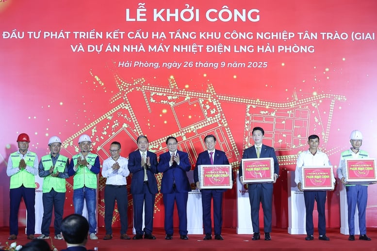 The Prime Minister presented gifts to construction units of two projects - Photo: VGP/Nhat Bac