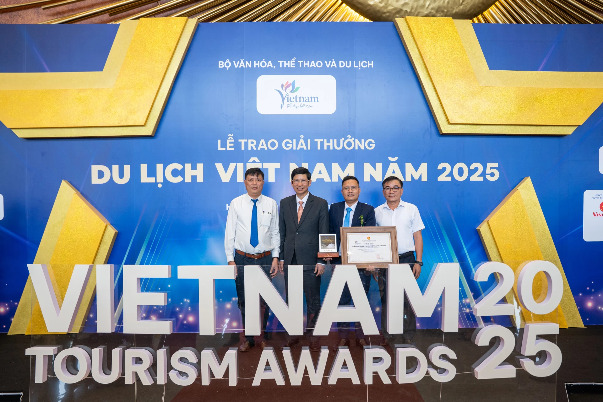 អនុរដ្ឋមន្ត្រីក្រសួងវប្បធម៌ កីឡា និងទេសចរណ៍ Ho An Phong និងគណៈប្រតិភូខេត្ត Quang Tri។ រូបថត៖ ផ្តល់ដោយ T20 Quyet Thang ។