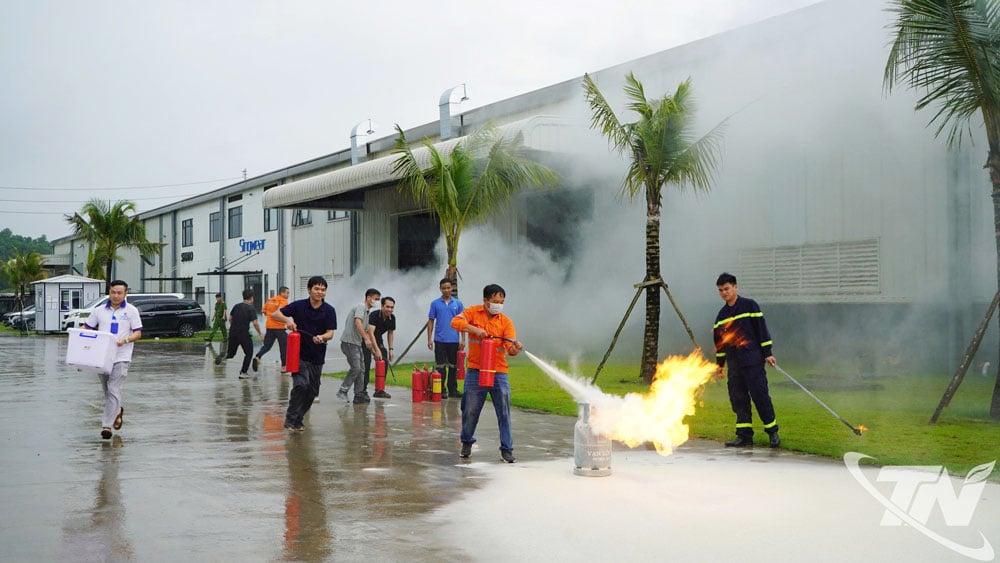 Membros da Equipe de Prevenção e Combate a Incêndios e oficiais e funcionários da unidade praticam planos de combate a incêndios.