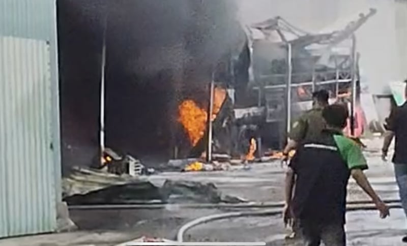 رہائشی علاقے کے اندر پارکنگ میں بڑی آگ -0