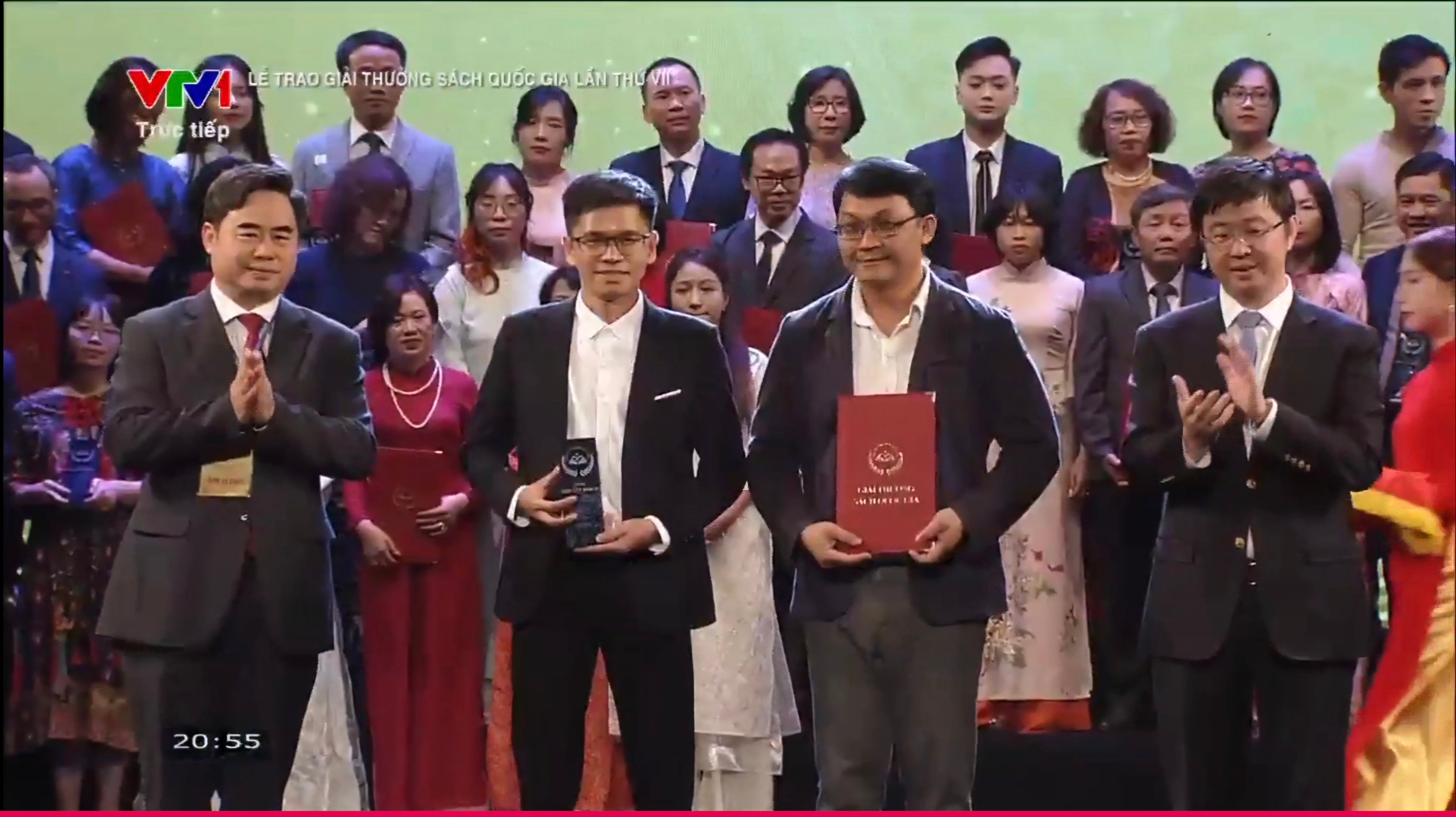 Dr. Nguyen Phuc An (în primul rând, a doua din dreapta) a primit al 7-lea Premiu Național de Carte - 2024. Fotografie: NVCC
