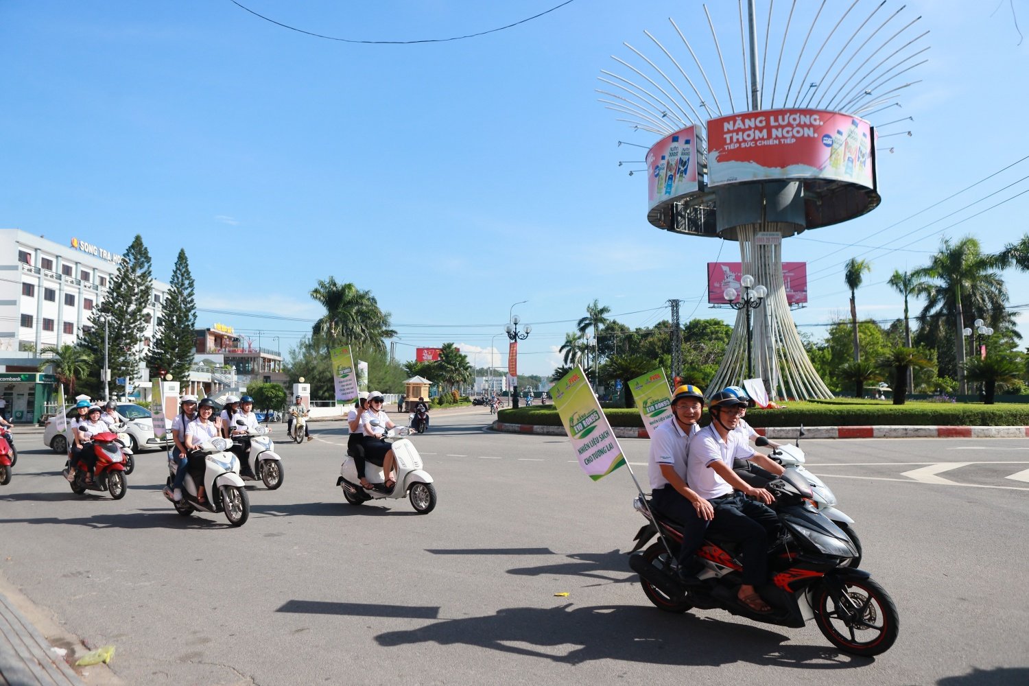 , សមាជិកសម្ព័ន្ធយុវជន BSR ក្នុងសកម្មភាពឃោសនាស្តីពីការប្រើប្រាស់ឥន្ធនៈជីវៈ E10 RON95 នៅខេត្ត Quang Ngai។