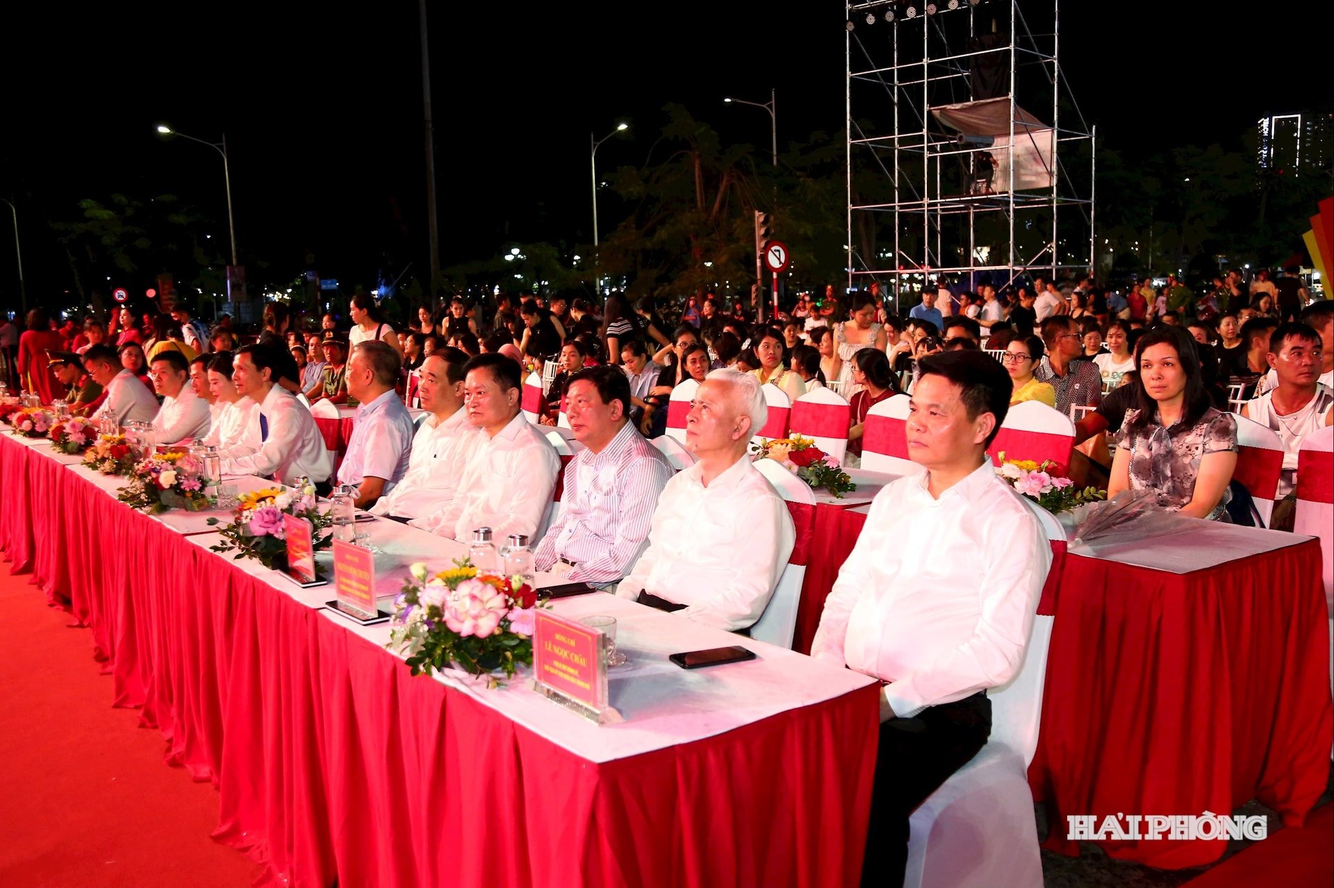Các đồng chí Lê Ngọc Châu, Phó bí thư Thành ủy, Chủ tịch UBND thành phố cùng các đồng chí lãnh đạo UBND, HĐND, Bạn, ngành dự chương trình chào mừng thành công Đại hội đại biểu Đảng bộ thành phố Hải Phòng