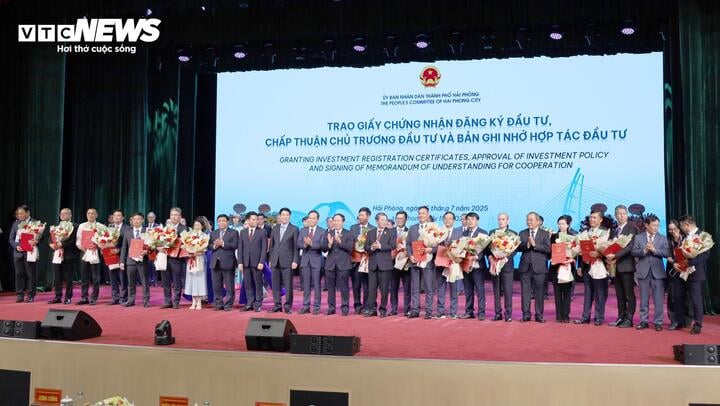 ថ្នាក់ដឹកនាំទីក្រុង Hai Phong បានប្រគល់វិញ្ញាបនបត្រចុះបញ្ជីវិនិយោគ ការអនុម័តគោលនយោបាយវិនិយោគ និងអនុស្សរណៈកិច្ចសហប្រតិបត្តិការវិនិយោគដល់សាជីវកម្ម និងសហគ្រាសដែលវិនិយោគនៅ Hai Phong ក្នុងខែកក្កដា ឆ្នាំ ២០២៥។