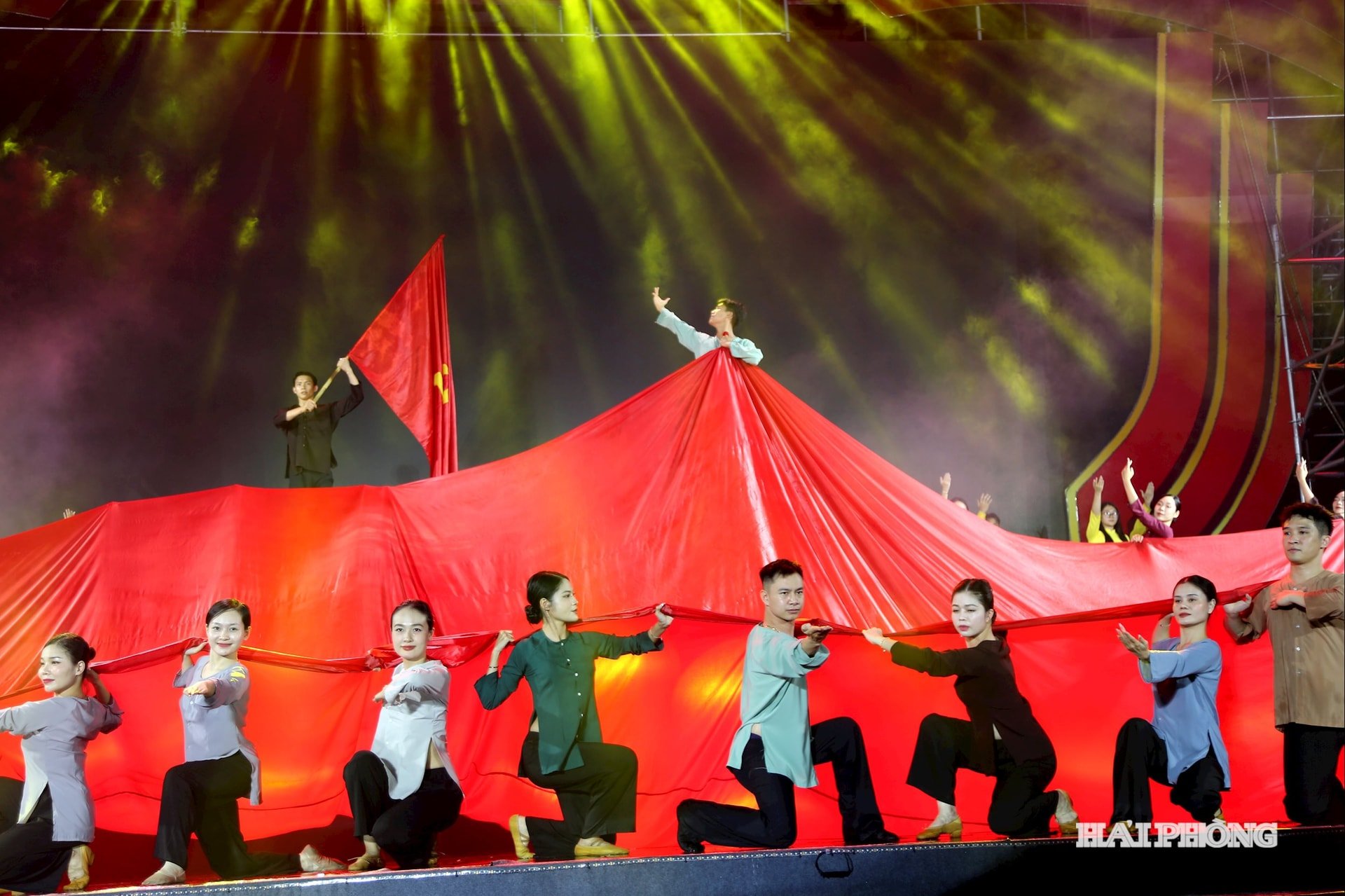 ការ​វាយ​តម្លៃ​ការ​សម្តែង​សិល្បៈ​ដើម្បី​អបអរ​ជោគជ័យ​នៃ​សមាជ​គណបក្ស​ក្រុង​នៅ​ទីលាន​មហោស្រព​ទីក្រុង