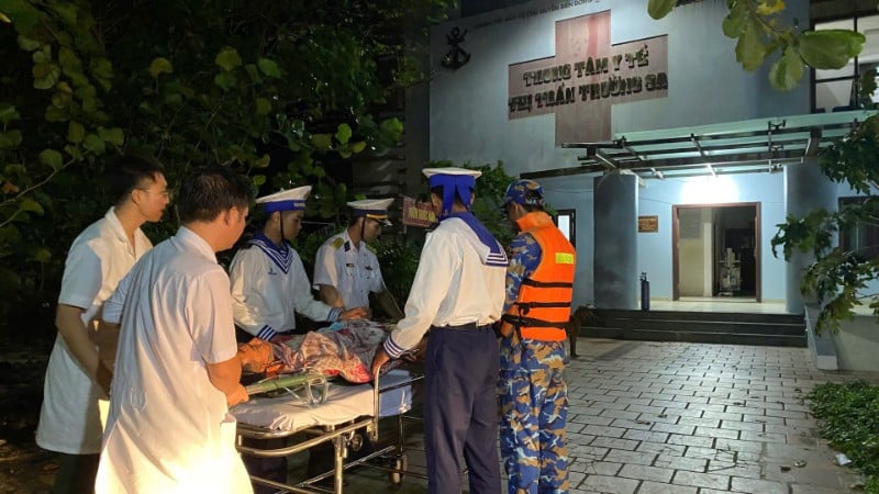 Bệnh xá đảo Trường Sa, thuộc Lữ đoàn 146 (Vùng 4 Hải quân) đã tiếp nhận và cấp cứu khẩn cấp cho người bệnh Nguyễn Trung Tín (sinh năm 1992, quê quán xã Phù Mỹ Đông, tỉnh Gia Lai).