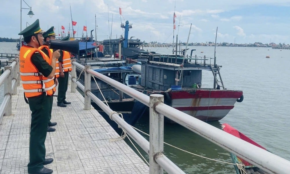 Lực lượng chức năng TP Huế kêu gọi tàu thuyền vào bờ trú ẩn trước bão.