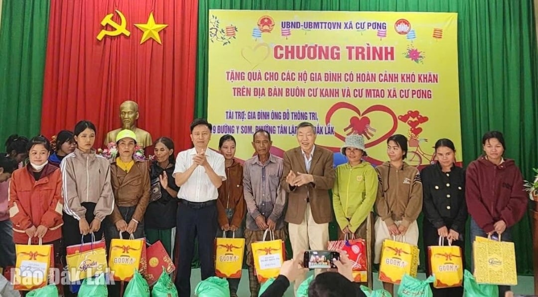 ថ្នាក់​ដឹកនាំ​មូលដ្ឋាន និង​ម្ចាស់​ជំនួយ​បាន​ជូន​អំណោយ​ដល់​គ្រួសារ​ដែល​មាន​ស្ថានភាព​លំបាក។