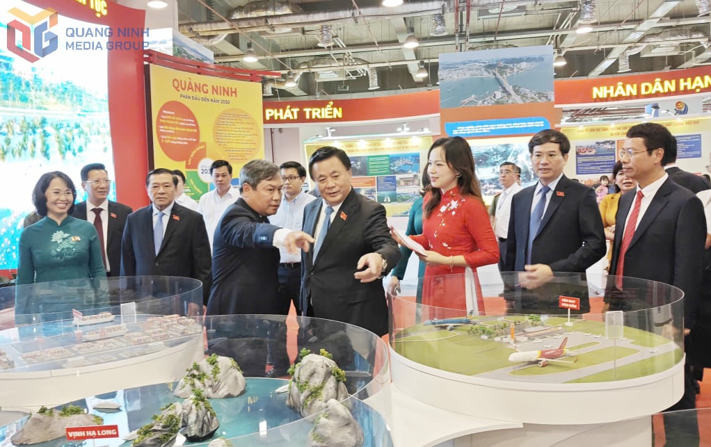 Central and provincial delegates visited the exhibition space of socio-economic achievements.