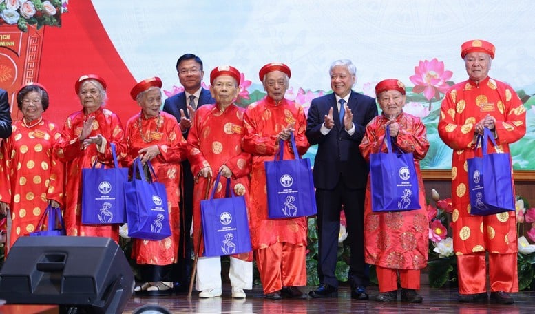 Đồng chí Đỗ Văn Chiến và đồng chí Lê Thành Long trao quà mừng thọ 10 cụ trên 90 tuổi.