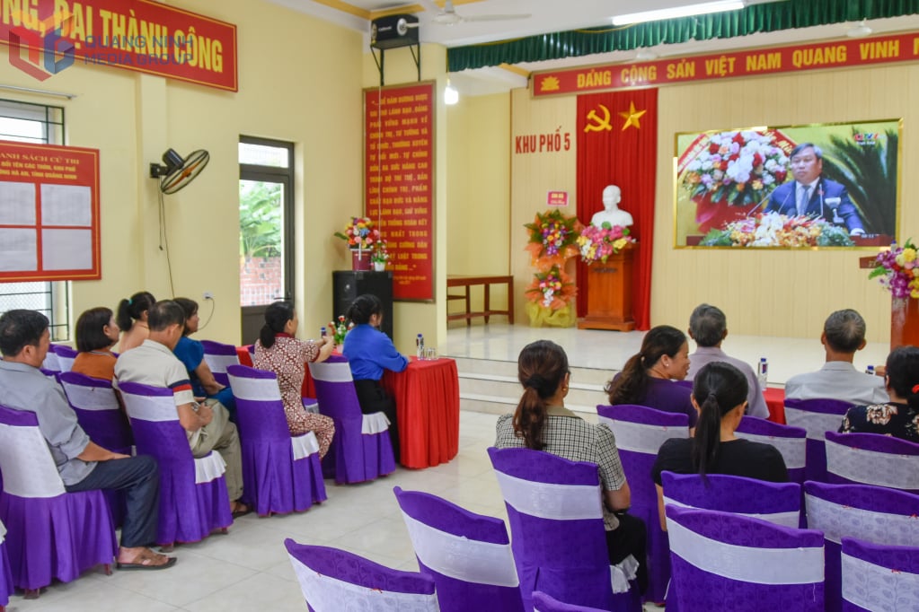 Người dân Khu phố Hà An 5, phường Hà An tập trung theo dõi đại hội tại nhà văn hoá.