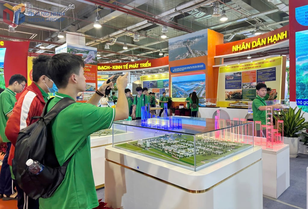 Many students captured beautiful images of Quang Ninh province at the exhibition.
