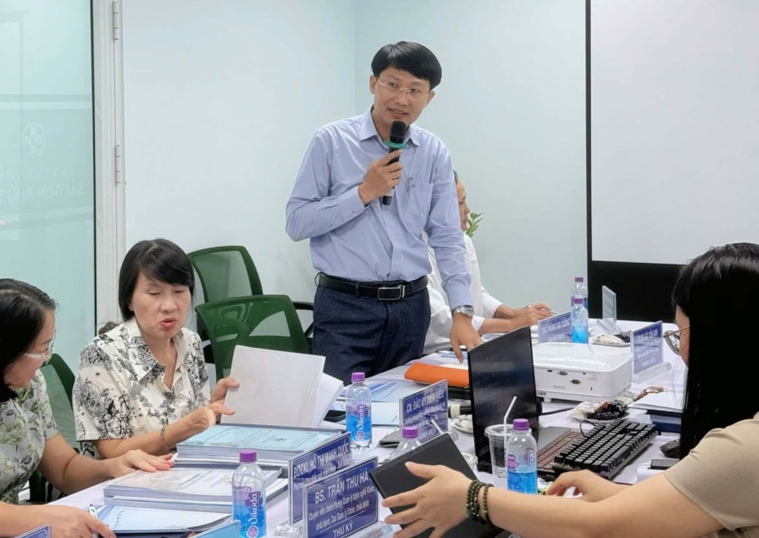 Executive Director of Saigon Phu Yen Eye Hospital, Mr. Phung Gia Cuong, reports on the application for a new Operating License.