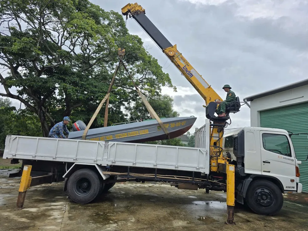 BĐBP đưa xuồng ca nô về vùng trũng ứng trực