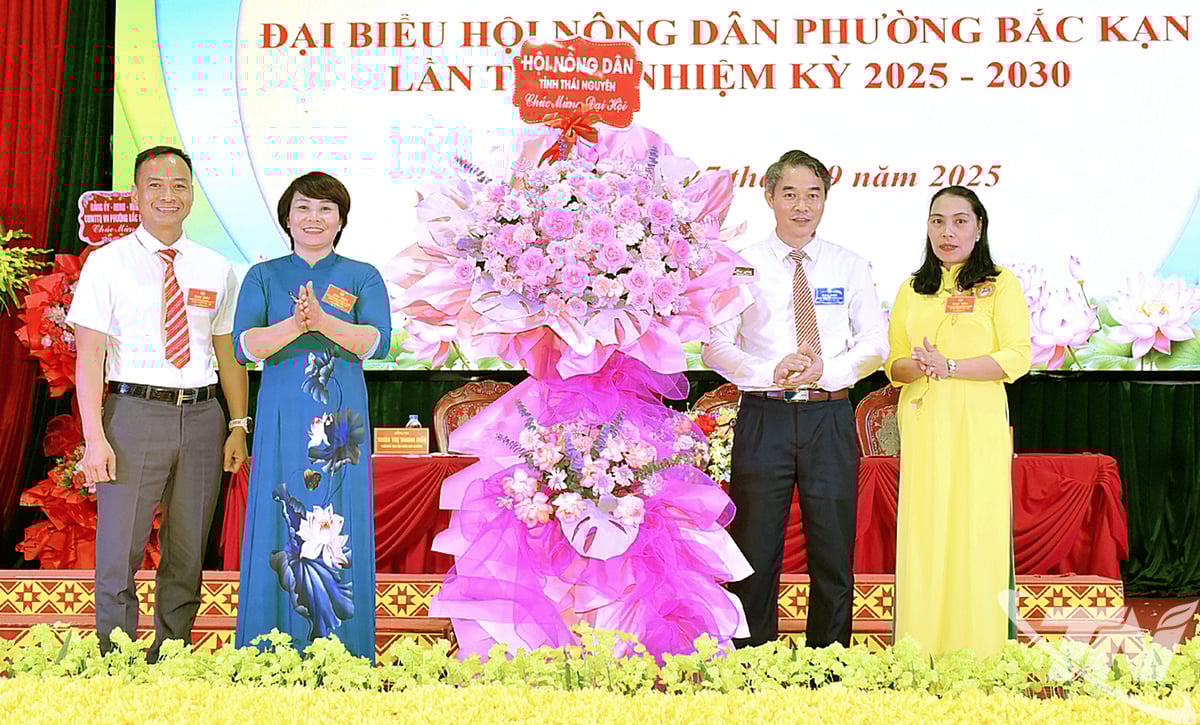 តំណាងសមាគមកសិករខេត្ត Thai Nguyen បានអបអរសាទរ