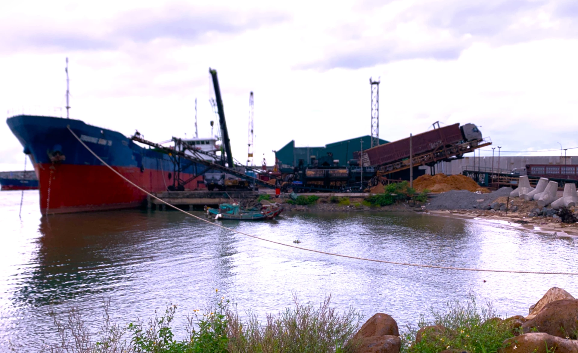 Der Hafen von Cua Viet ist versandet, was den Warentransit beeinträchtigt – Foto: N.K.