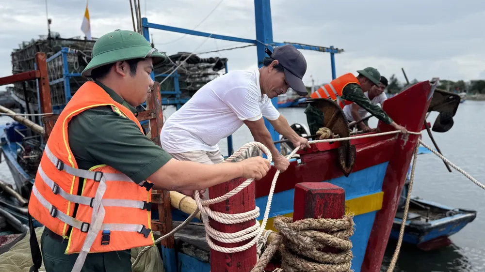 Đồn Biên phòng Lý Sơn giúp ngư dân neo đậu tàu thuyền. Ảnh: Đồn BP Lý Sơn