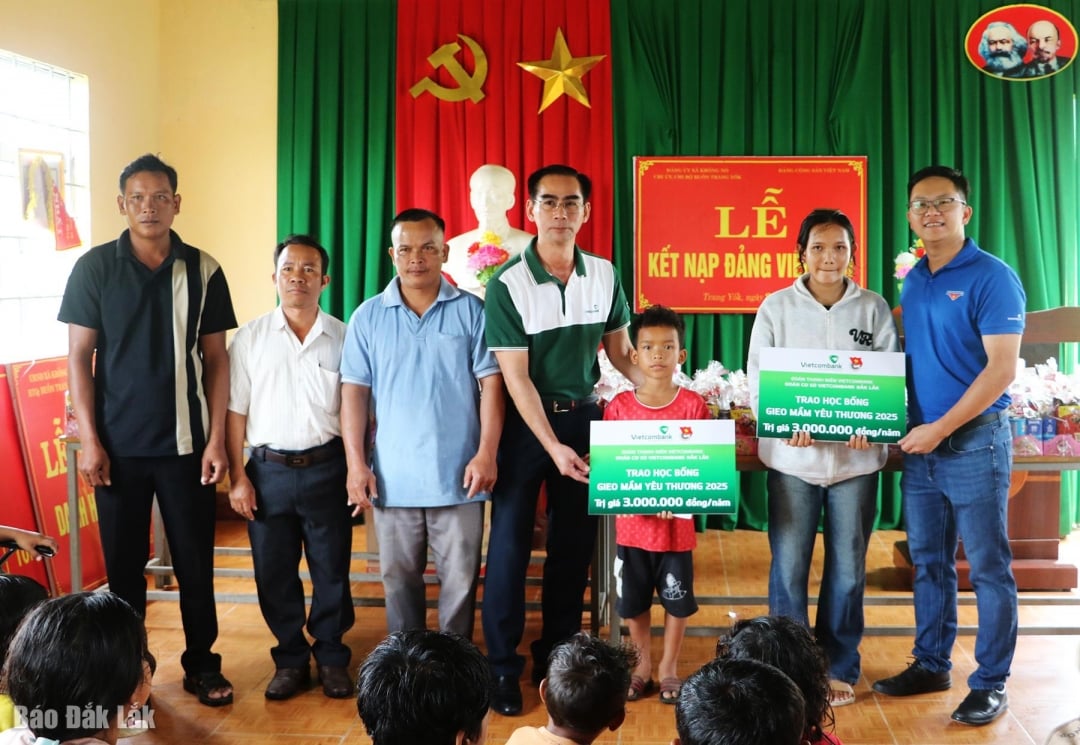 Vietcombank Dak Lak awarded scholarships to two excellent students from Trang Yok village.