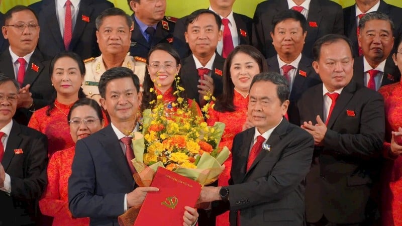 ប្រធានរដ្ឋសភាវៀតណាម លោក Tran Thanh Man អញ្ជើញជូនកម្រងផ្កាអបអរសាទរ លេខាបក្សទីក្រុង Can Tho លោក Le Quang Tung។