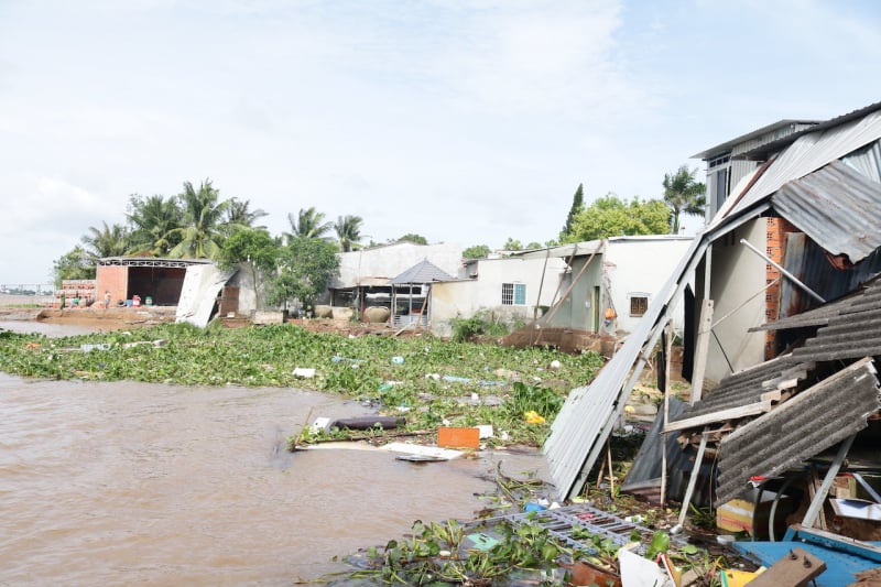 Close-up of the dangerous landslide, threatening the lives of hundreds of households along the Tien River -0
