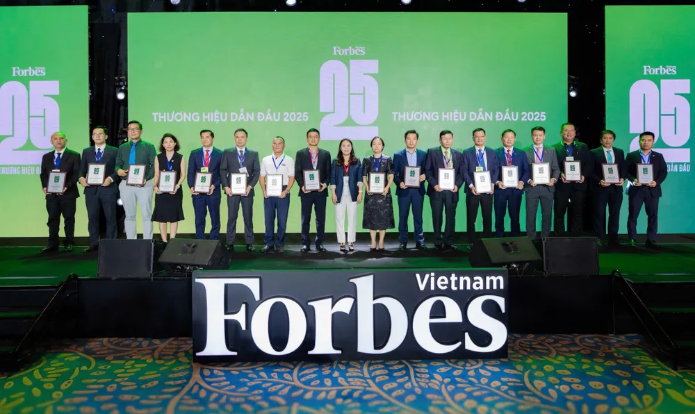 FPT និងអង្គភាពផ្សេងទៀតទទួលបានពានរង្វាន់ Forbes វៀតណាម