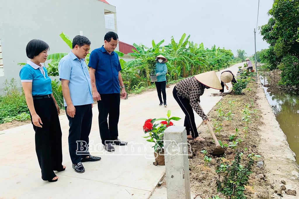 ການ​ນຳ​ຕາ​ແສງ ຮົ່ງ​ກວາງ ໄດ້​ເຂົ້າ​ຮ່ວມ​ງານ​ວາງ​ສະ​ແດງ​ດອກ​ໄມ້.