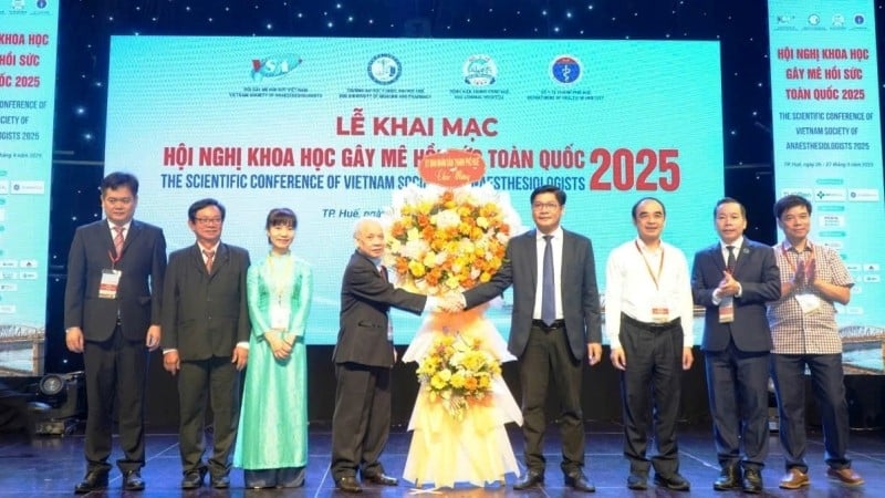 Leaders of Hue City People's Committee presented flowers to congratulate the conference.