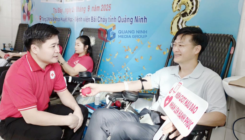 ប្រធានសមាគមកាកបាទក្រហមខេត្ត Ly Van Thanh បានលើកទឹកចិត្តអ្នកស្ម័គ្រចិត្តចូលរួមពិធីបុណ្យបរិច្ចាគឈាមរដូវស្លឹកឈើជ្រុះឆ្នាំ 2025។