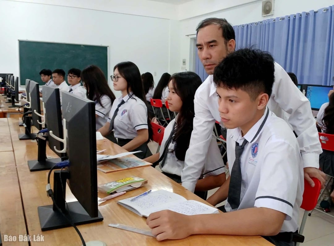 Teachers from Duy Tan High School (Binh Kien Ward) instruct students on how to use AI in learning during an IT class. Photo: T. Hieu