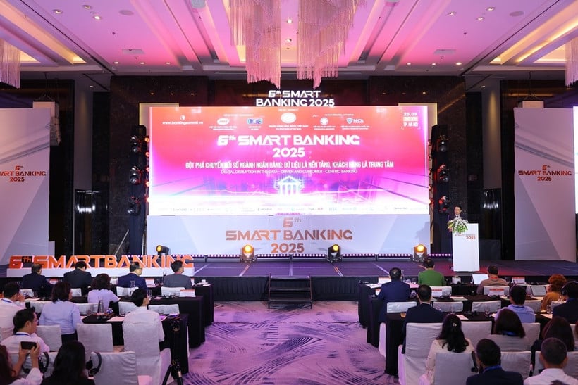 Pohled na plenární zasedání konference Smart Banking 2025.
