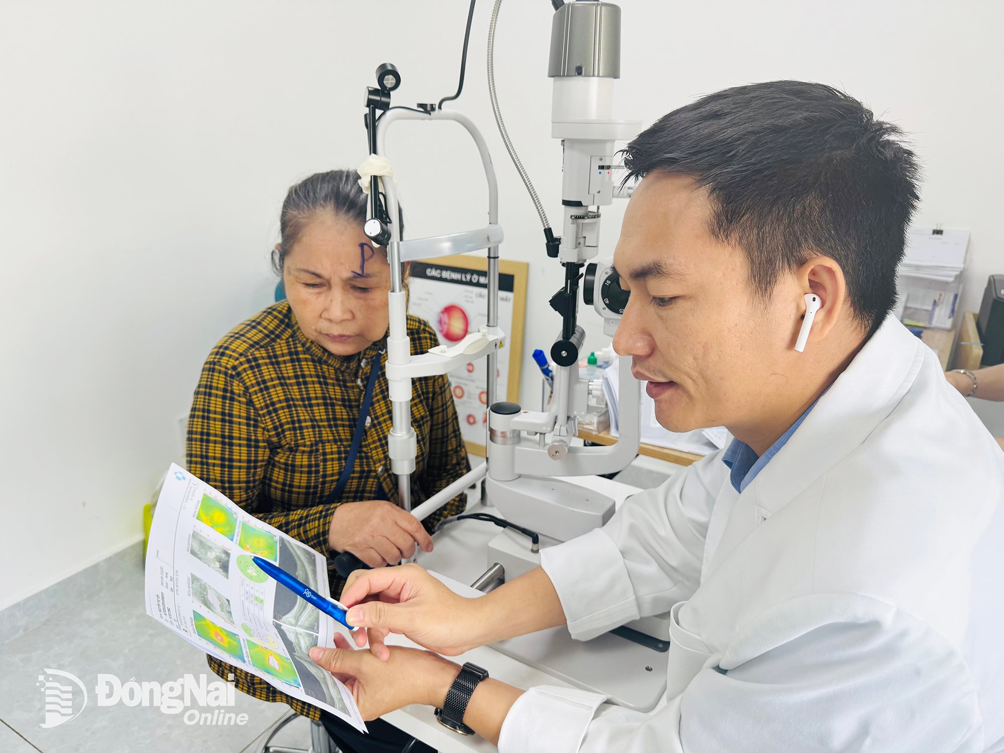 លោកស្រី Nguyen Thi Yen ត្រូវ​បាន​គ្រូពេទ្យ​ពិគ្រោះ​យ៉ាង​យក​ចិត្ត​ទុក​ដាក់​មុន​នឹង​ធ្វើ​ការ​វះ​កាត់ phaco ដើម្បី​ព្យាបាល​ជំងឺ​ភ្នែក​ឡើង​បាយ​នៅ​មន្ទីរពេទ្យ Hanoi - Dong Nai។ រូបថត៖ អាន យ៉េន