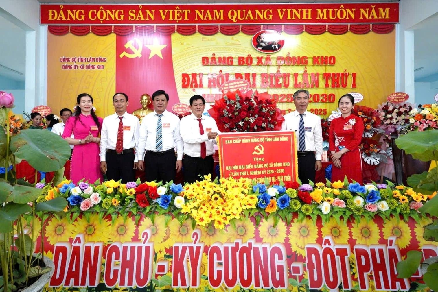 am-dong-trao-buc-truong-cua-ban-chap-hanh-dang-bo-tinh-voi-noi-dung-doan-ket-dan-chu-ky-cuong-dot-pha-phat-trien-cho-dai-hoi(1).jpg