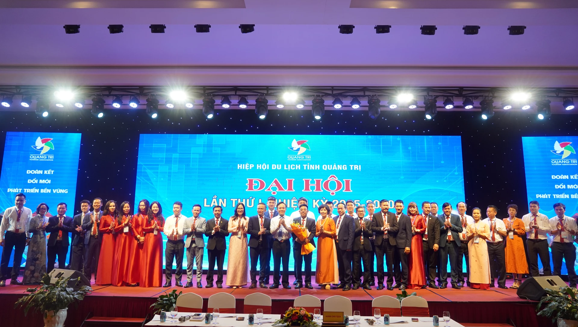 សមមិត្ត Hoang Xuan Tan អនុប្រធានគណៈកម្មាធិការប្រជាជនខេត្ត ជូនកម្រងផ្កាអបអរសាទរក្រុមប្រឹក្សាប្រតិបត្តិនៃសមាគមទេសចរណ៍ខេត្ត Quang Tri សម្រាប់អាណត្តិ 2025-2030 - រូបថត៖ N.M